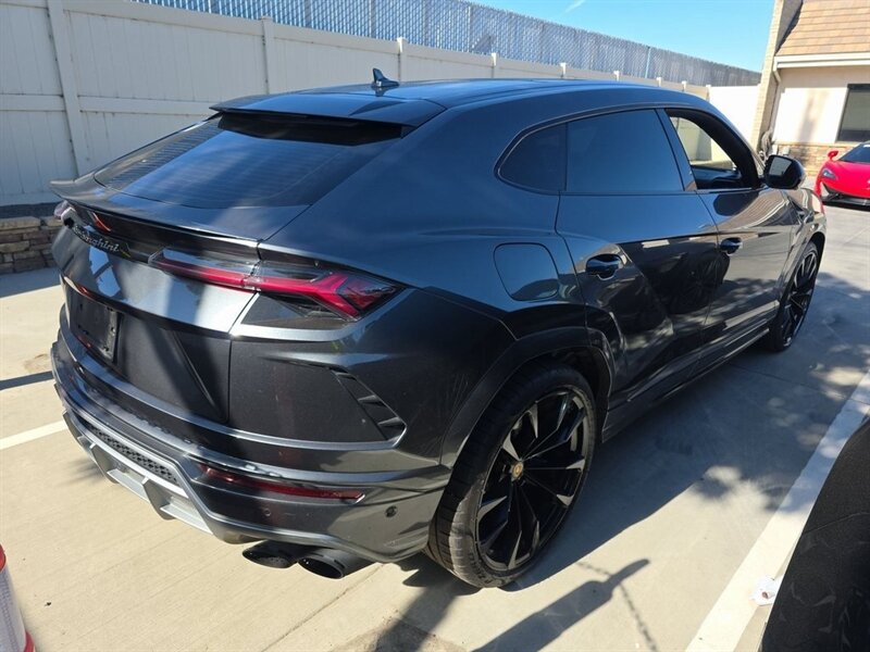 2020 Lamborghini Urus  