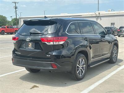 2018 Toyota Highlander XLE   - Photo 6 - McKinney, TX 75070