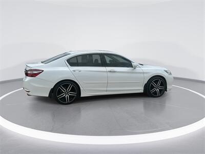 2017 Honda Accord Touring   - Photo 9 - McKinney, TX 75070