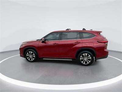 2022 Toyota Highlander XLE   - Photo 5 - McKinney, TX 75070