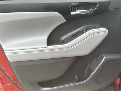 2022 Toyota Highlander XLE   - Photo 19 - McKinney, TX 75070