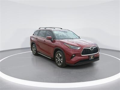2022 Toyota Highlander XLE   - Photo 2 - McKinney, TX 75070