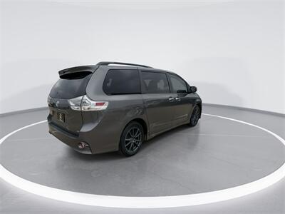2017 Toyota Sienna SE 8 Passenger   - Photo 8 - McKinney, TX 75070