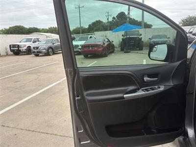 2017 Toyota Sienna SE 8 Passenger   - Photo 32 - McKinney, TX 75070