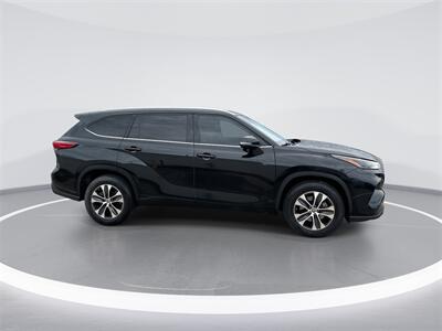2022 Toyota Highlander XLE   - Photo 9 - McKinney, TX 75070