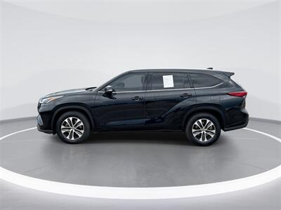 2022 Toyota Highlander XLE   - Photo 5 - McKinney, TX 75070