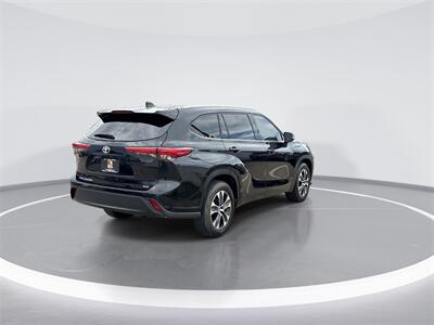 2022 Toyota Highlander XLE   - Photo 8 - McKinney, TX 75070