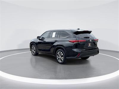 2022 Toyota Highlander XLE   - Photo 6 - McKinney, TX 75070