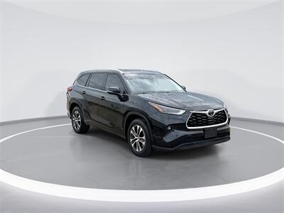 2022 Toyota Highlander XLE   - Photo 2 - McKinney, TX 75070