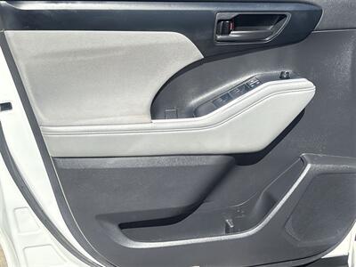 2021 Toyota Highlander LE   - Photo 19 - McKinney, TX 75070