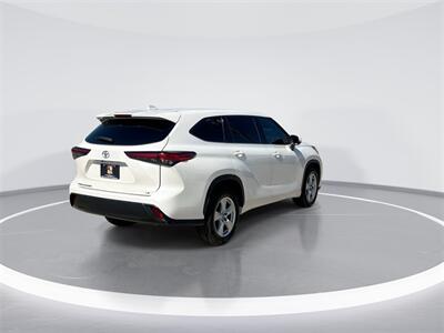 2021 Toyota Highlander LE   - Photo 8 - McKinney, TX 75070