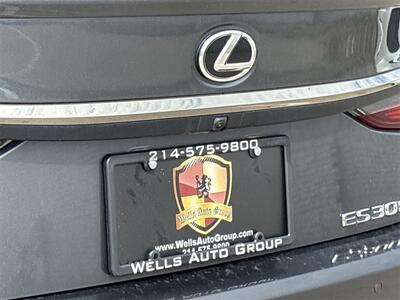 2023 Lexus ES 300h   - Photo 10 - McKinney, TX 75070