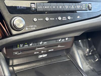 2022 Lexus ES 300h   - Photo 13 - McKinney, TX 75070