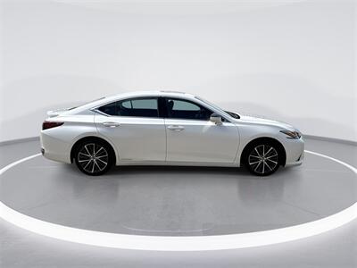 2022 Lexus ES 300h   - Photo 9 - McKinney, TX 75070