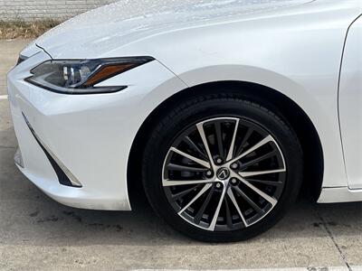 2022 Lexus ES 300h   - Photo 16 - McKinney, TX 75070