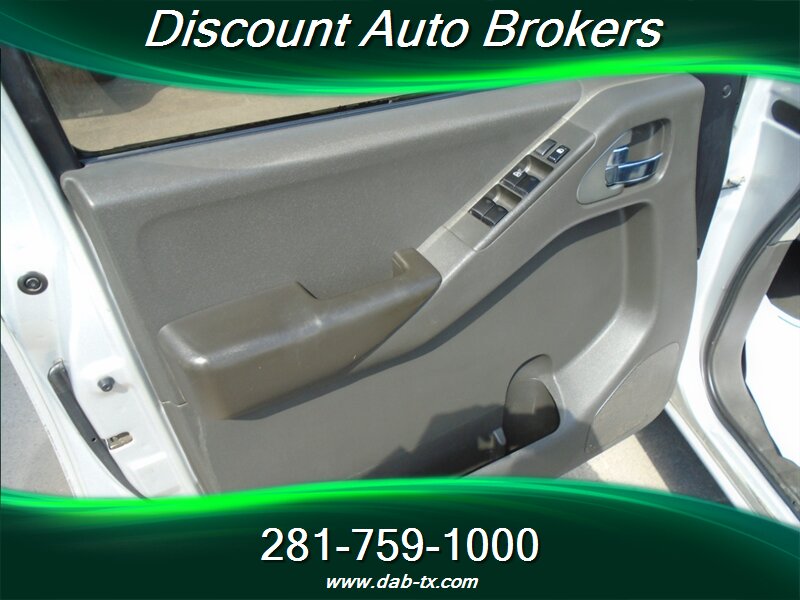 2006 Nissan Frontier SE SE 4dr Crew Cab - Photo 12 - Houston, TX 77082