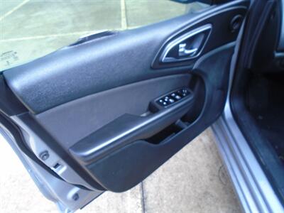 2015 Chrysler 200 Limited   - Photo 9 - Houston, TX 77082