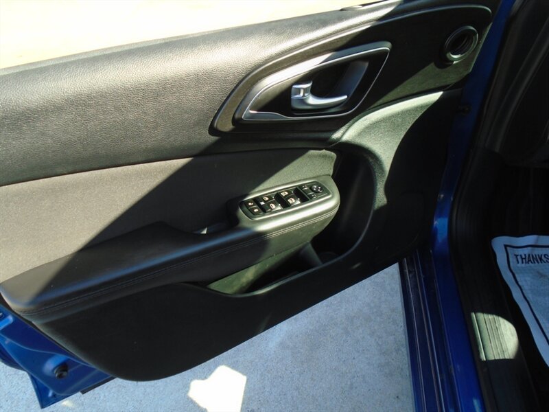 2015 Chrysler 200 Limited - Photo 12 - Houston, TX 77082