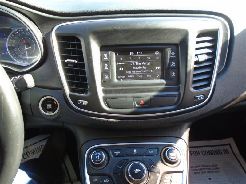 2015 Chrysler 200 Limited - Photo 18 - Houston, TX 77082