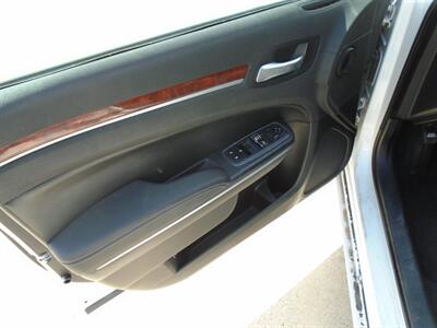 2012 Chrysler 300 Series   - Photo 9 - Houston, TX 77082