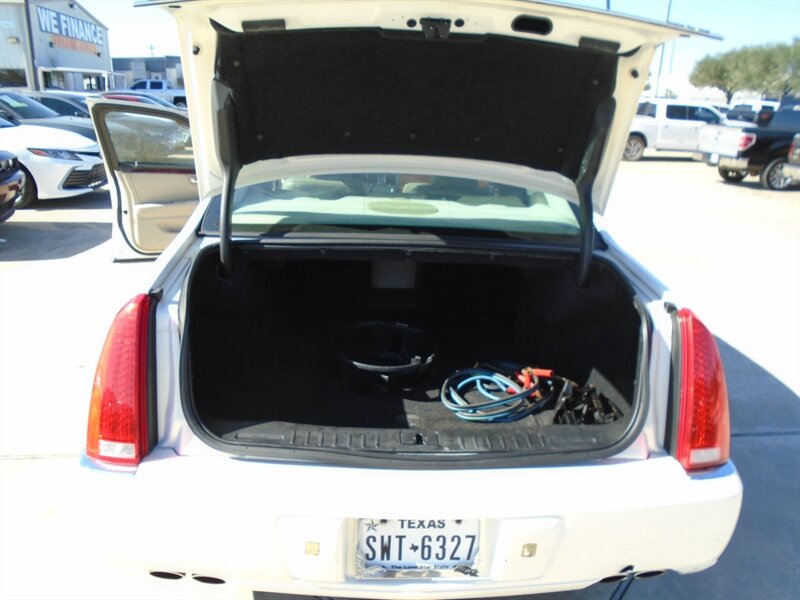 2006 Cadillac DTS Luxury I - Photo 14 - Houston, TX 77082