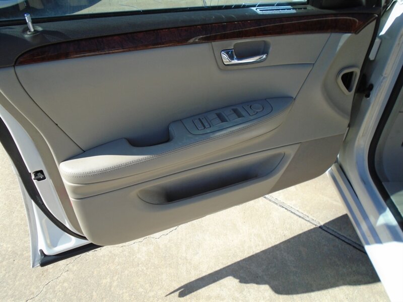 2006 Cadillac DTS Luxury I - Photo 9 - Houston, TX 77082