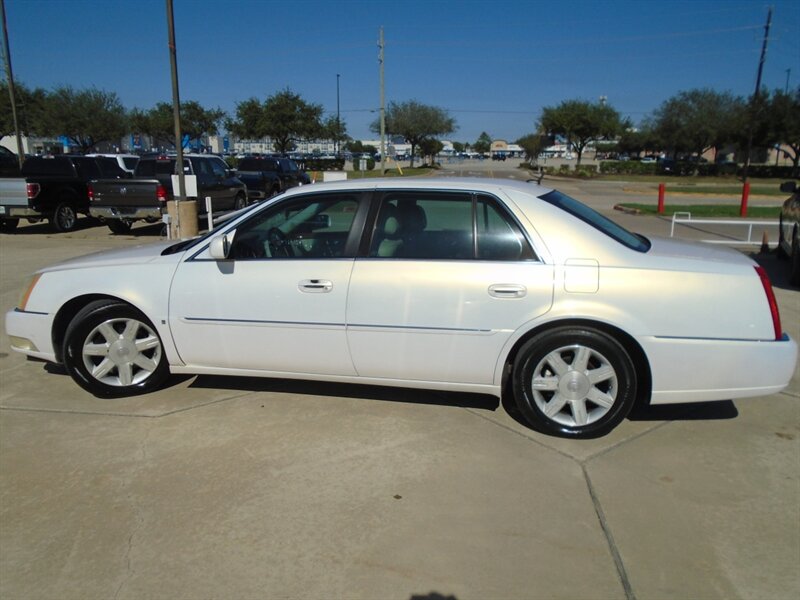 2006 Cadillac DTS Luxury I - Photo 8 - Houston, TX 77082