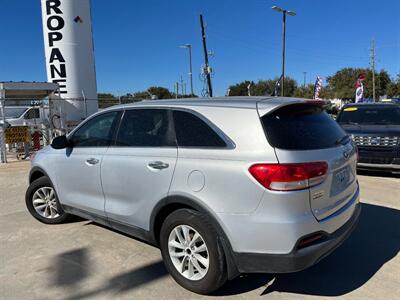 2017 Kia Sorento L   - Photo 8 - Houston, TX 77082