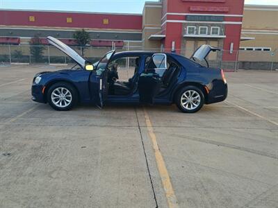 2015 Chrysler 300 Series Limited   - Photo 12 - Houston, TX 77082