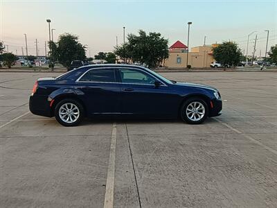 2015 Chrysler 300 Series Limited   - Photo 7 - Houston, TX 77082