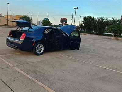 2015 Chrysler 300 Series Limited   - Photo 16 - Houston, TX 77082