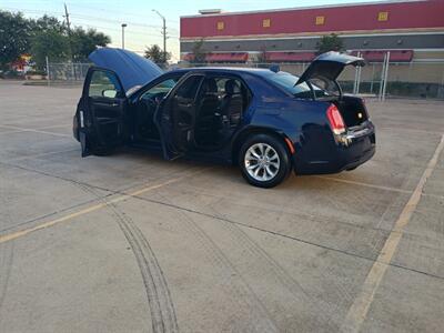 2015 Chrysler 300 Series Limited   - Photo 14 - Houston, TX 77082