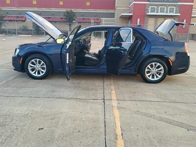 2015 Chrysler 300 Series Limited   - Photo 13 - Houston, TX 77082