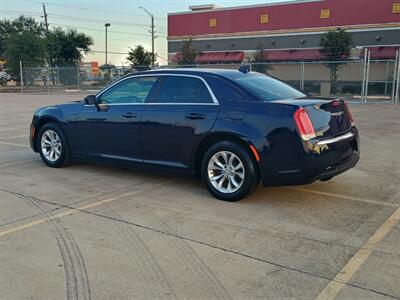 2015 Chrysler 300 Series Limited   - Photo 4 - Houston, TX 77082