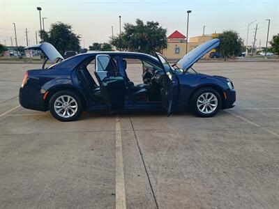 2015 Chrysler 300 Series Limited   - Photo 18 - Houston, TX 77082