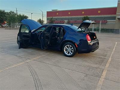 2015 Chrysler 300 Series Limited   - Photo 17 - Houston, TX 77082