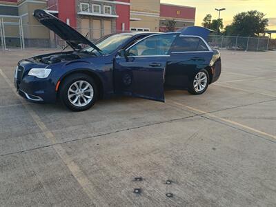 2015 Chrysler 300 Series Limited   - Photo 11 - Houston, TX 77082