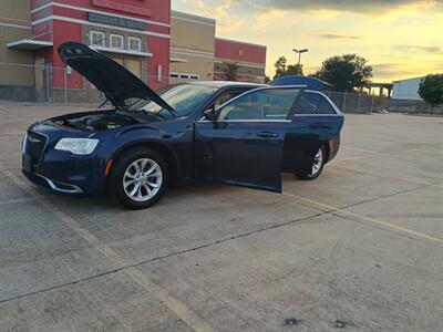 2015 Chrysler 300 Series Limited   - Photo 10 - Houston, TX 77082