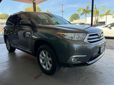 2013 Toyota Highlander Plus   - Photo 8 - Orange, CA 92868