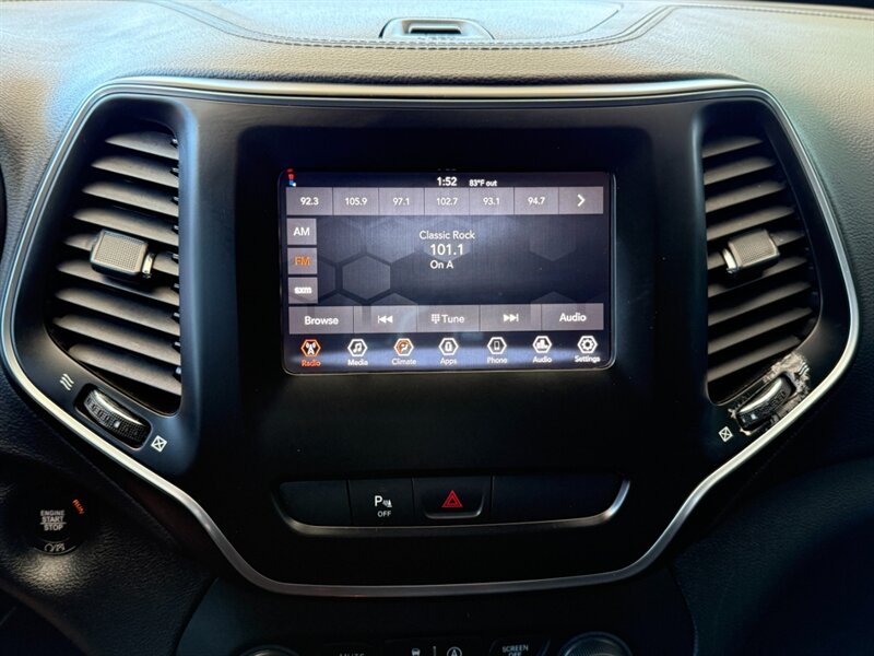 2020 Jeep Cherokee Altitude photo 28