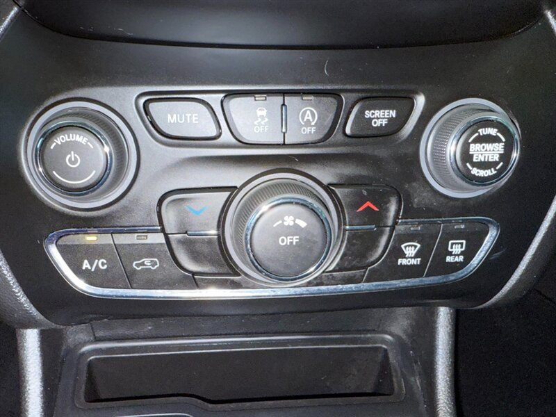 2020 Jeep Cherokee Altitude photo 30