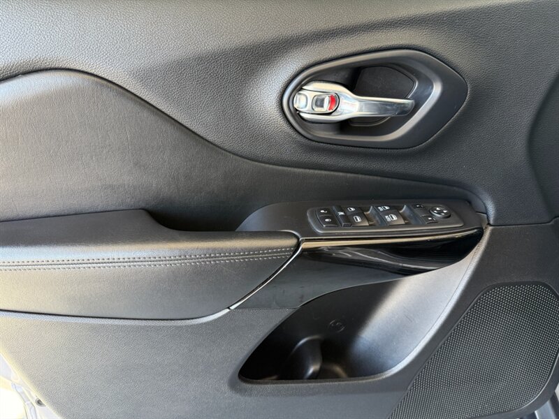 2020 Jeep Cherokee Altitude photo 21