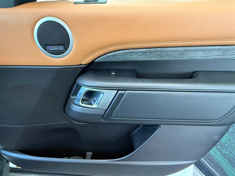 2017 Land Rover Discovery HSE Luxury photo 27