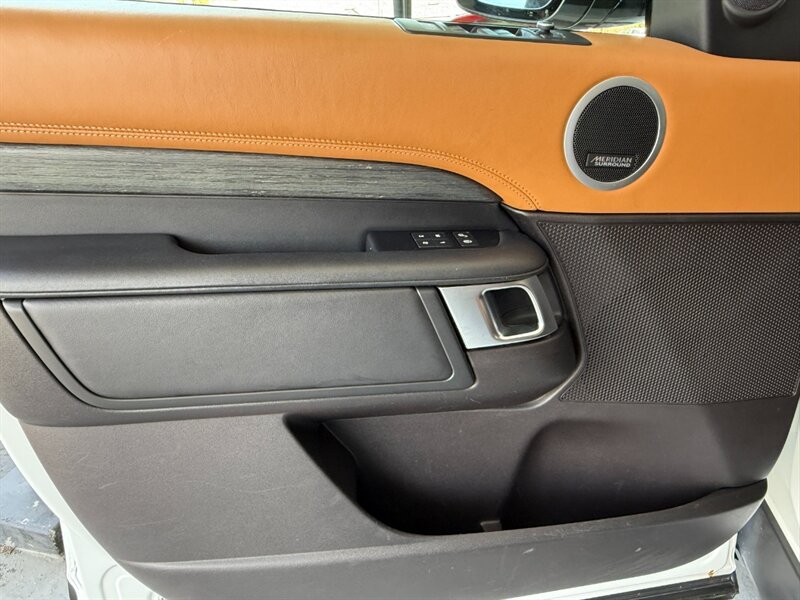 2017 Land Rover Discovery HSE Luxury photo 18