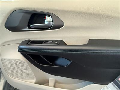 2021 Chrysler Pacifica Touring L   - Photo 31 - Orange, CA 92868