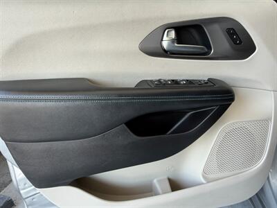 2021 Chrysler Pacifica Touring L   - Photo 23 - Orange, CA 92868