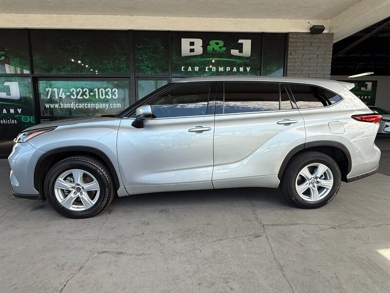 2021 Toyota Highlander LE photo 3
