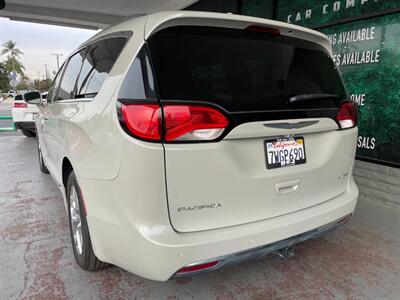 2017 Chrysler Pacifica Limited   - Photo 8 - Orange, CA 92868