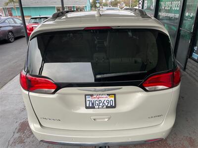 2017 Chrysler Pacifica Limited   - Photo 16 - Orange, CA 92868