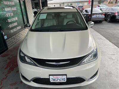 2017 Chrysler Pacifica Limited   - Photo 14 - Orange, CA 92868